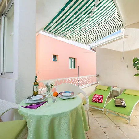 Apartmán Gemuetliche Mit Terrasse In Bidol By Interhome